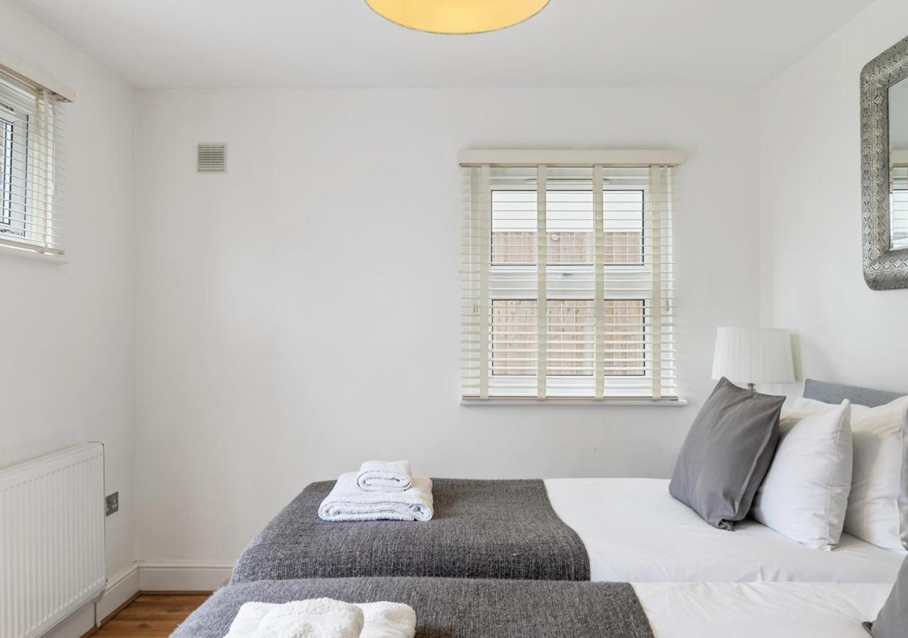 Two Bed Flat In Bush Hill Park Apartment Enfield Bagian luar foto